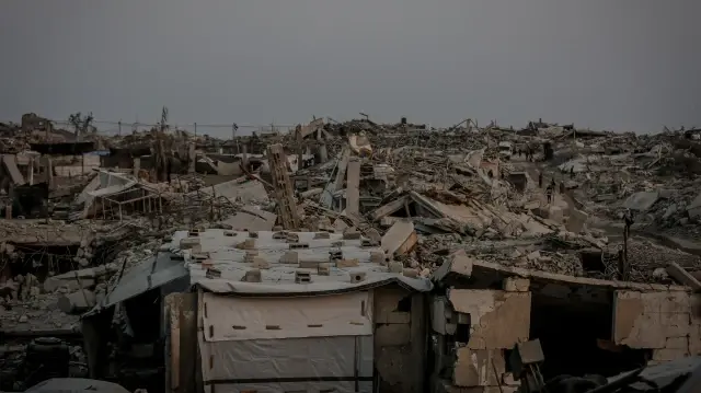 Une vue générale montre des Palestiniens luttant pour survivre dans des tentes de fortune installées sur les décombres de leurs maisons détruites dans le camp de réfugiés de Jabalia, au nord de Gaza, alors qu'ils sont confrontés à des conditions de vie difficiles et à un manque de produits de première nécessité dans un contexte de baisse des températures après la guerre à Jabalia, Gaza, le 17 novembre 2025.