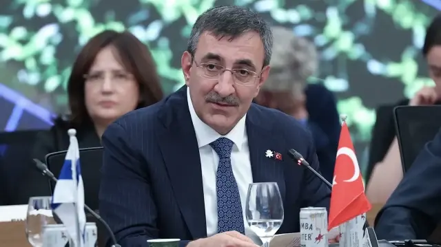 Le vice-président turc Cevdet Yilmaz s'exprime lors de la session thématique intitulée "Transition énergétique" lors de la deuxième journée du "Sommet des dirigeants de la COP30" dans le cadre de la 30e Conférence des Parties à la Convention-cadre des Nations unies sur les changements climatiques (COP30), le 7 novembre 2025 à Belém, au Brésil.