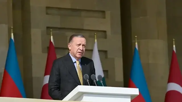 Cinq ans se sont écoulés depuis que l'armée azerbaïdjanaise a mis fin à 30 ans d'occupation arménienne du Karabakh. La capitale azerbaïdjanaise, Bakou, a organisé un défilé militaire à l'occasion du 5e anniversaire du Jour de la Victoire, le 8 novembre. Le président azerbaïdjanais Ilham Aliyev, le président turc Recep Tayyip Erdoğan et le Premier ministre pakistanais Shahbaz Sharif ont assisté à la cérémonie qui s'est déroulée sur la place Azadlık.