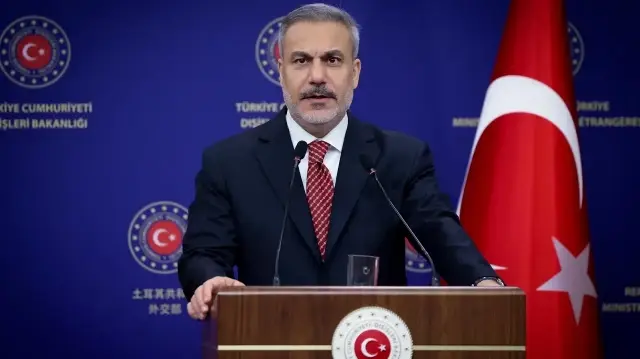 Le ministre turc des Affaires étrangères, Hakan Fidan, et son homologue roumaine, Oana Toiu (absente), tiennent une conférence de presse conjointe après leur rencontre à Ankara, le 7 novembre 2025.