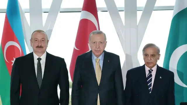  Le président turc Recep Tayyip Erdogan (au centre) rencontre le président azerbaïdjanais Ilham Aliyev (à gauche) et le Premier ministre pakistanais Shehbaz Sharif (à droite) dans le cadre de la cérémonie de la Journée de la Victoire en Azerbaïdjan, le 8 novembre 2025 à Bakou, en Azerbaïdjan.