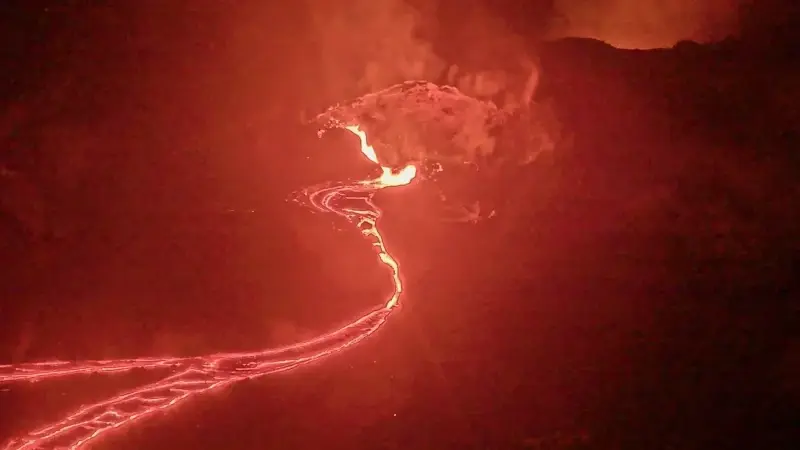 Mevcut lav akıntılarının yerleşim alanlarına tehdit oluşturmadığı belirtildi.