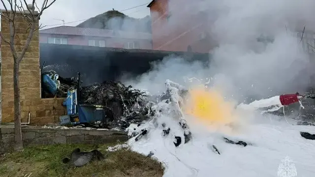 На месте падения вертолета в населенном пункте Ачи-Су в республике Дагестан.