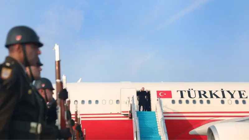 Cumhurbaşkanı Erdoğan, kendisini uğurlamaya gelenleri selamladı.
