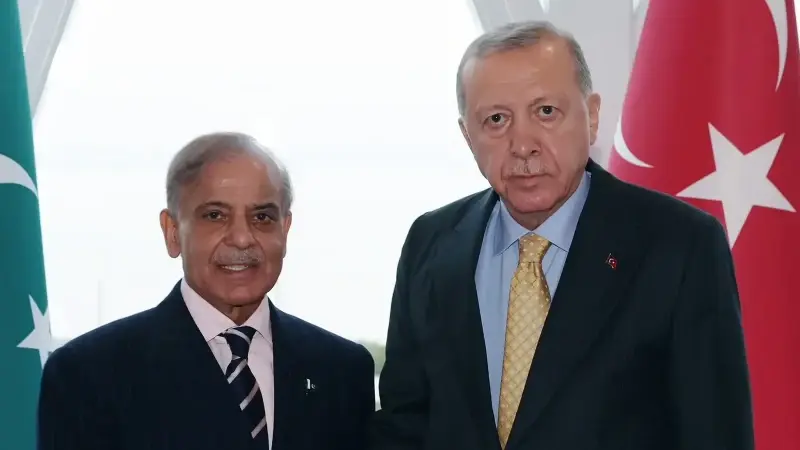 Cumhurbaşkanı Recep Tayyip Erdoğan, Pakistan Başbakanı Şahbaz Şerif ile bir araya geldi.