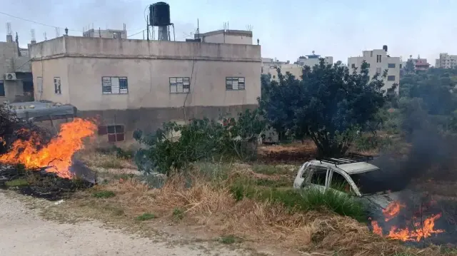مستوطنون يضرمون النار بمنزل فلسطيني وسط الضفة