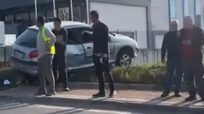 Polis ekipleri kazayla ilgili inceleme başlattı.