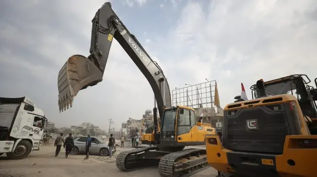 Dans le quartier de Shujaiya, à l'est de la ville de Gaza, les recherches pour retrouver les corps des prisonniers israéliens se poursuivent dans le cadre du cessez-le-feu conclu entre l'armée israélienne et le Hamas.