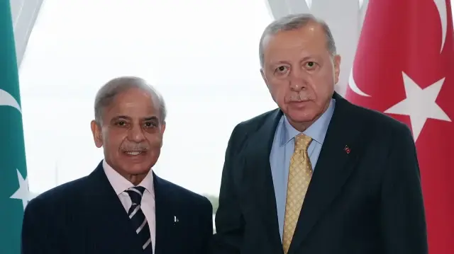 أردوغان يعقد لقاء ثنائيا مع رئيس وزراء باكستان في أذربيجان
