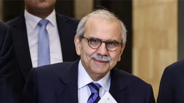 Le Premier ministre libanais Nawaf Salam arrive pour assister à une réunion du Conseil des ministres afin de discuter d'un plan de l'armée visant à désarmer le groupe musulman chiite Hezbollah, au palais présidentiel de Baabda, le 5 septembre 2025. 
