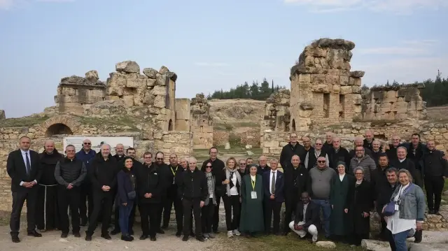 Avant la visite du pape Léon XIV, chef spirituel des catholiques et chef d'État du Vatican, en Türkiye, une délégation comprenant le cardinal Baldassare Reina, vicaire général du pape, s'est rendue à Denizli. Dans le cadre de leur programme, les 38 membres de la délégation composée de prêtres et de religieuses venus du Vatican ont d'abord visité la tombe et l'église de Saint Philippe, l'un des douze apôtres du Christ, dans la ville antique de Hiérapolis.