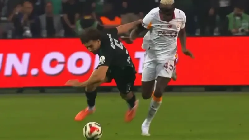 İlk sarı kartı bulunan Osimhen'in bu pozisyonda ikinci sarı kartı görmemesi tartışma konusu oldu.