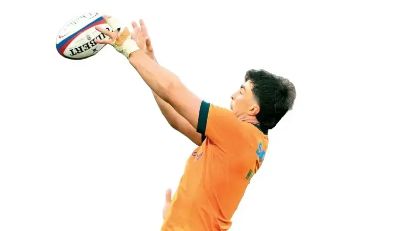 Havada topa uzanan Rob Valetini’nin yükselişi, dayanışmanın ve birlikte var olmanın gücü; o an, bir bedenin değil, tek bir yürek gibi atan bir takımın gökyüzüne uzanan kararlılığı kareye yansıyor.