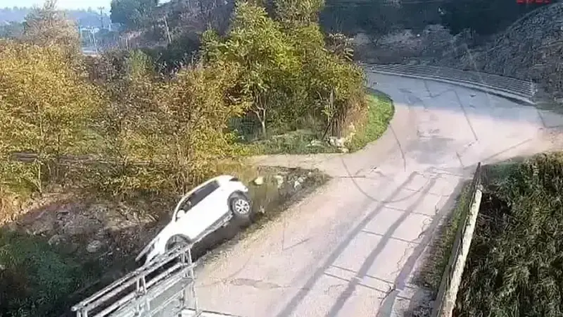 Çaya uçan otomobildeki 2 kız çocuğunu yoldan geçen sürücüler kurtardı 