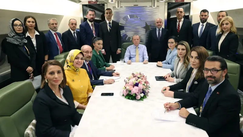Cumhurbaşkanı Erdoğan, Azerbaycan dönüşü gazetecilerin sorularını yanıtladı.
