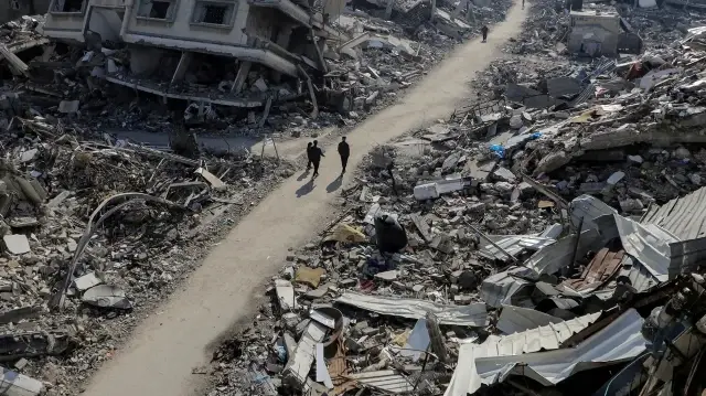 إعلام عبري يربط تسليم رفات أسير إسرائيلي بإطلاق 200 فلسطيني عالقين برفح