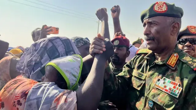 Le président du Conseil souverain du Soudan et commandant de l'armée, le général Abdel Fattah al-Burhan, visite le camp Al-Afadh récemment créé à Al Dabbah, dans l'État du Nord, où des dizaines de milliers de Soudanais ont trouvé refuge après avoir été déplacés par les affrontements qui ont suivi la prise de contrôle d'El Fasher, la capitale du Darfour-Nord, par les Forces de soutien rapide, le 26 octobre, à Al Dabbah, au Soudan, le 8 novembre 2025.