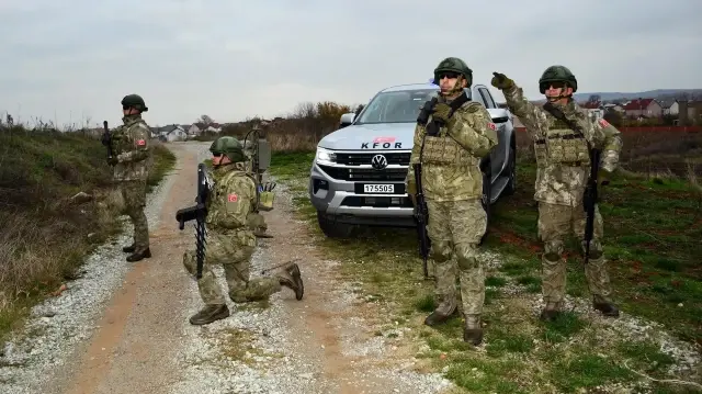 Les patrouilles menées par les soldats turcs déployés dans le cadre de la Force de paix de l'OTAN au Kosovo (KFOR) afin d'assurer la sécurité dans l'ensemble du Kosovo se poursuivent.