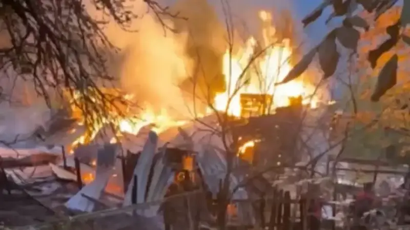 Yenice ilçesinde 2 katlı ahşap evde çıkan yangın, itfaiye ekipleri tarafından söndürüldü. Yangında dumandan etkilenen aynı aileden 5 kişi tedaviye alındı.
