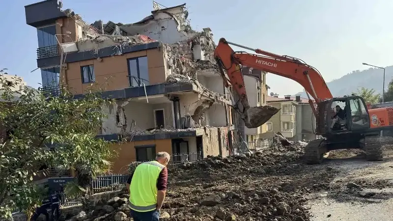 Ordu’da, temel kazısı sonrasında zeminindeki kayma nedeniyle çatlaklar oluşan ve yana eğilen binada yıkım çalışması devam ediyor.
