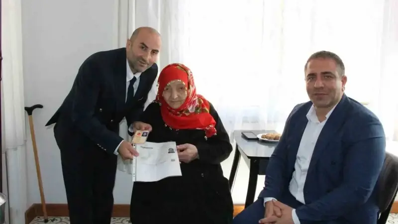 102 yaşında yeni kimliğine kavuştu
