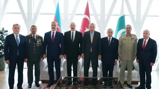 Le président turc Recep Tayyip Erdogan rencontre le président azerbaïdjanais Ilham Aliyev et le Premier ministre pakistanais Shehbaz Sharif dans le cadre de la cérémonie de la Journée de la Victoire de l'Azerbaïdjan, le 8 novembre 2025 à Bakou, en Azerbaïdjan. Le ministre turc des Affaires étrangères, Hakan Fidan, et le ministre turc de la Défense nationale, Yasar Guler, ont également assisté à la réunion.