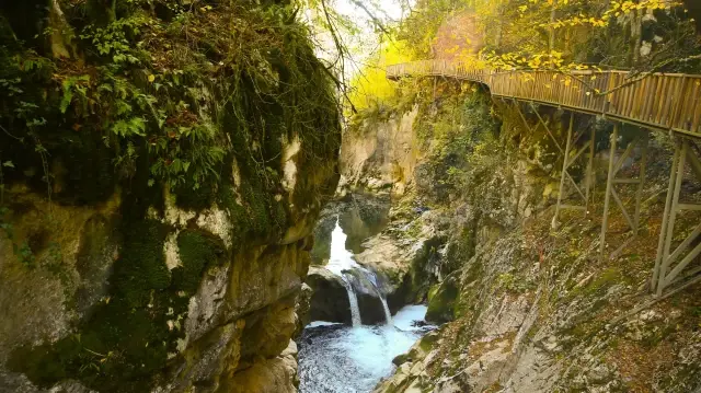 تركيا.. وادي "هورما" يستقبل زواره بسيمفونية ألوان الخريف