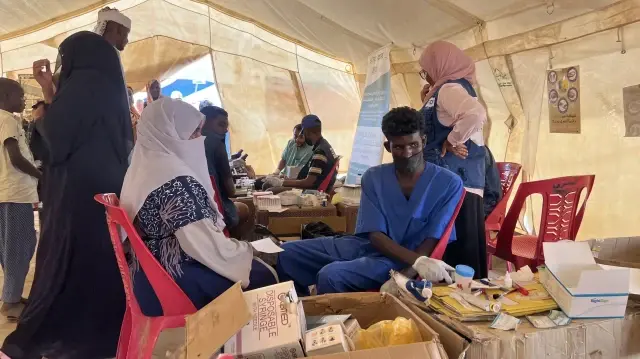 Après la prise de contrôle de la ville de El-Fasher, chef-lieu de l'État du Darfour-Nord, dans l'ouest du Soudan, par les Forces de soutien rapide (FSR) le 26 octobre, des dizaines de milliers de Soudanais ont été déplacés en raison des combats qui ont éclaté dans la région. 