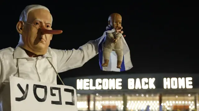 Un manifestant tournant en dérision le Premier ministre israélien Benyamin Netanyahu lors d’une manifestation contre le Premier ministre et en soutien à l’établissement d’une commission d’enquête d’État sur les attaques du 7 octobre 2023 en Israël, sur la place Habima à Tel-Aviv, le 22 novembre 2025.