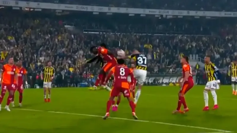 Derbide 43. dakikada Fenerbahçe'nin golü iptal edildi