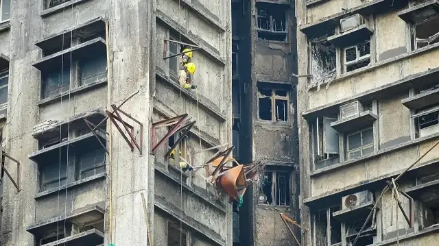Des pompiers à l'œuvre après un incendie meurtrier dans le quartier résidentiel de Wang Fuk Court, dans le district de Tai Po à Hong Kong, le 1er décembre 2025.
