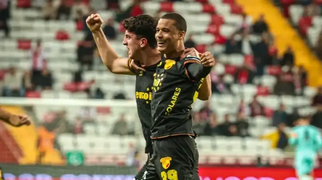 Les jouers de Göztepe célèbrent leur victoire contre Antalyaspor, le 30 nivembre 2025 à Antalya. Göztepe pointe à la 4e place de la Süper Lig.