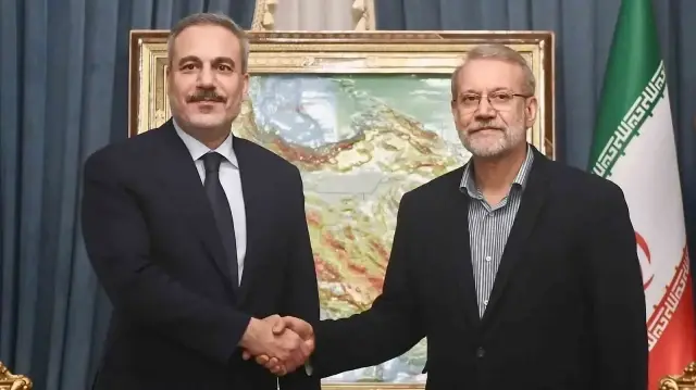 Le ministre des Affaires étrangères Hakan Fidan avec le président iranien du Conseil suprême de sécurité nationale, Ali Larijani, à Téhéran, le 30 novembre 2025.