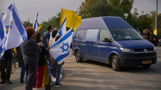 Israelis protest Netanyahu's pardon request outside president's residence