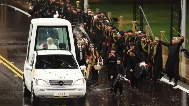 Le pape Léon XIV arrivant en papamobile au palais présidentiel de Baabda, à l’est de Beyrouth, pour une rencontre avec le président libanais, le 30 novembre 2025.