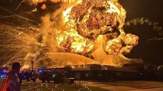 Deux pompiers ont été blessés à Sydney après une explosion spectaculaire dans une installation de gestion des déchets, déclenchant un vaste déploiement d’urgence.