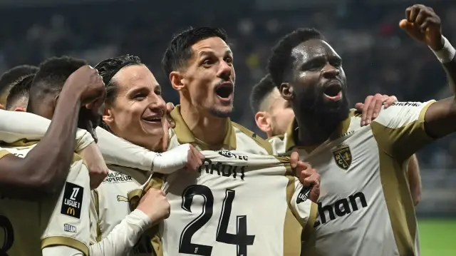 L’attaquant français de Lens, Florian Thauvin, après avoir inscrit le deuxième but de son équipe lors du match de Ligue 1 française entre le SCO Angers et le RC Lens au stade Raymond-Kopa à Angers, le 30 novembre 2025.