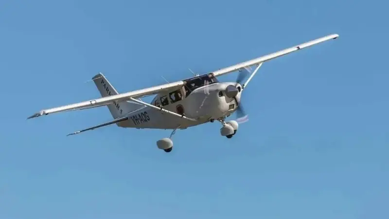 Uçaklardan birinin pilotu hayatını kaybetti.