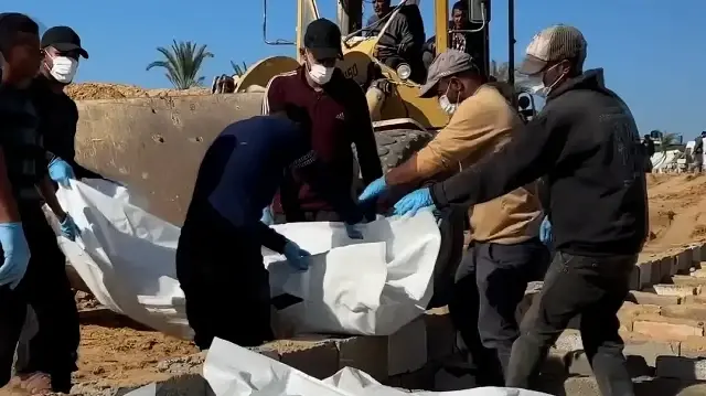 Gazze'de kimlikleri tespit edilemeyen Filistinlilerin cenazeleri defnedildi