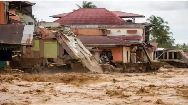 Наводнения в Индонезии: Число жертв достигло 502, более 500 пропали без вести