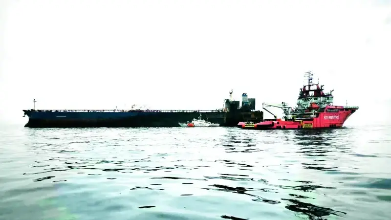 Rusya'ya seyir halindeyken Karadeniz açıklarında patlama meydana gelen "KAIROS" isimli gemideki yangın tamamen söndürüldü.