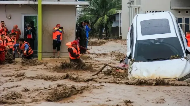 إندونيسيا.. ارتفاع قتلى الفيضانات والانهيارات الأرضية إلى 442