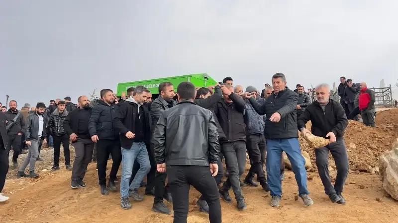 Van’da 3 kişinin bulunduğu otomobil Zernek Baraj Gölü’ne yuvarlandı. Yapılan çalışmalarda araçtaki kişilerin cansız bedenine ulaşıldı.