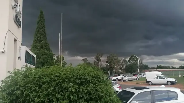 Des alertes jaunes pour pluie, signalant de possibles perturbations des déplacements, sont également en vigueur dans certaines régions d’Angleterre et du pays de Galles.