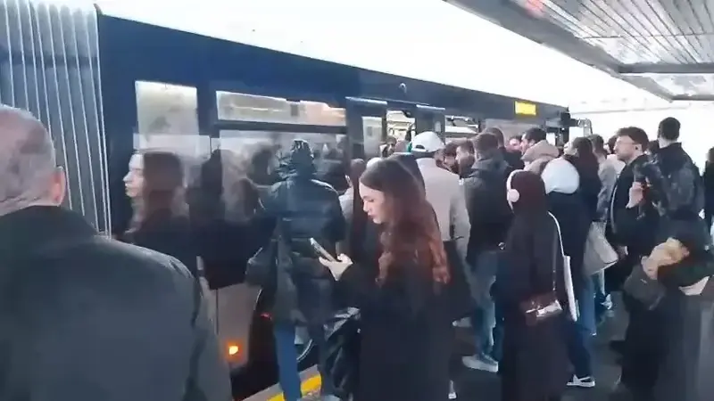 Avcılar'da metrobüs arızası sonrası duraklarda yoğunluk oluştu.