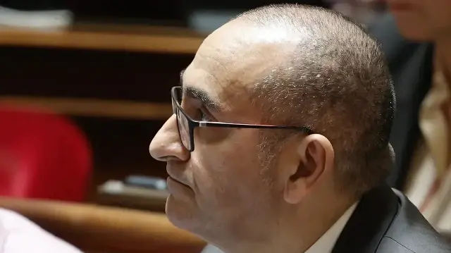 Le ministre français de l'Intérieur, Laurent Nunez, assiste à une séance de questions au gouvernement au Sénat, la chambre haute du Parlement français, à Paris, le 26 novembre 2025.