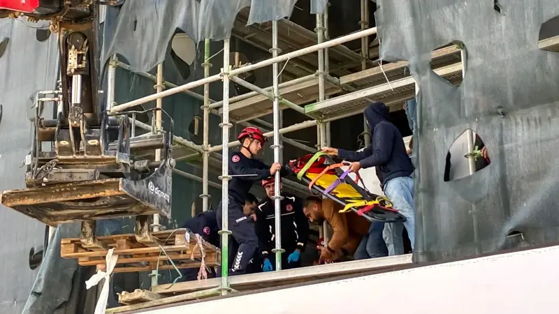 Kayhan'ın üzerinde olduğu sedye iş makinesinin kepçesine alınarak, aşağı indirildi. Kayhan, Antalya Eğitim ve Araştırma Hastanesi'ne kaldırılarak tedaviye alındı.