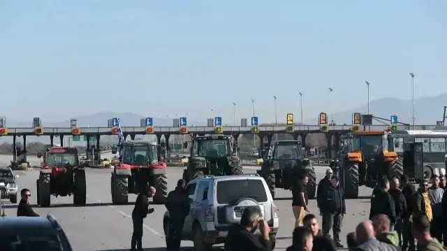 Des agriculteurs ont bloqué la route nationale à Malgara, à Thessalonique, en Grece, le 1er décembre 2025.