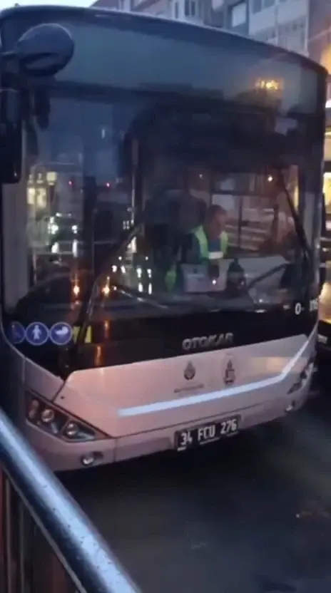 Avcılar'da metrobüs arızalandı: Duraklarda yoğunluk oluştu