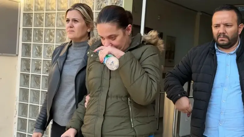 Yakalanan kadının çeşitli illerde dolandırıcılık suçlarından toplam 20 ayrı suç kaydı olduğu tespit edildi.